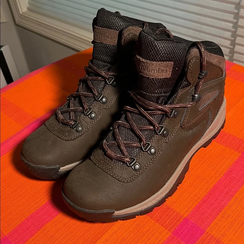 Columbia Women’s Dark Brown Outdoor Hiking Boots, Size 8 (Wide) - Picture 2 of 5